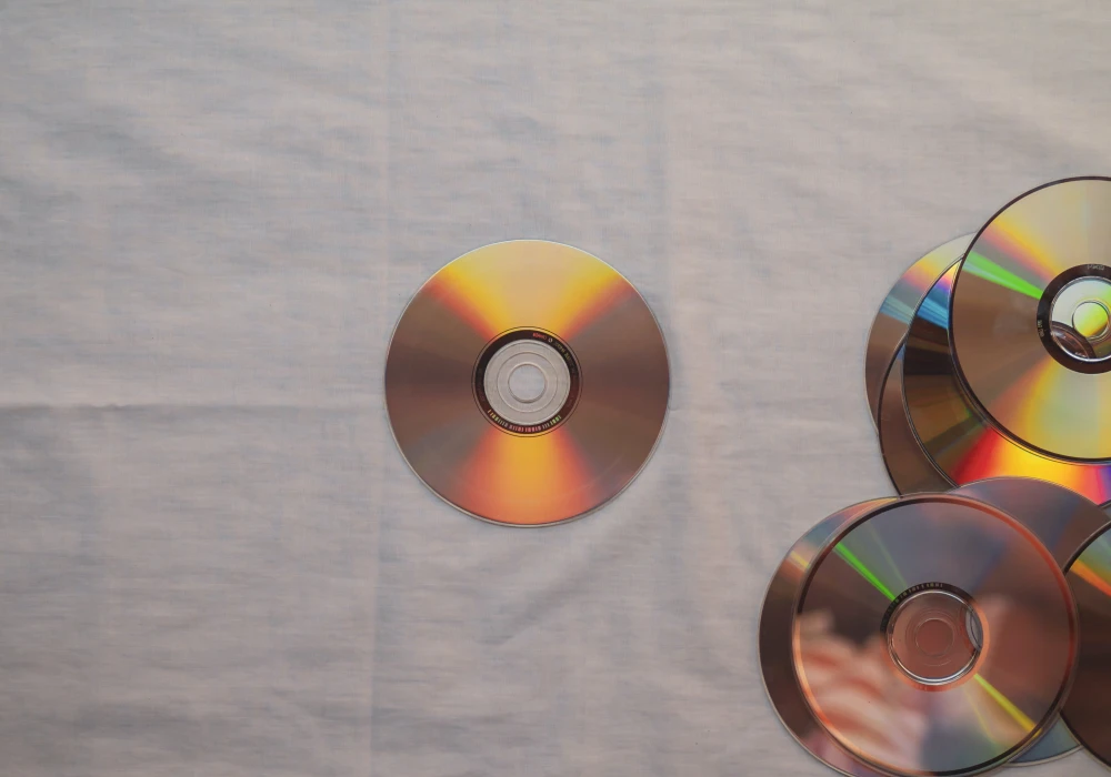Gdzie wyrzucić płyty CD i DVD? Poznaj sposoby prawidłowej segregacji starych płyt