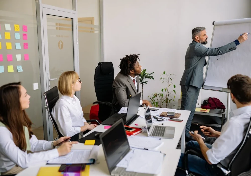 Jak zorganizować efektywne spotkanie w biurze?